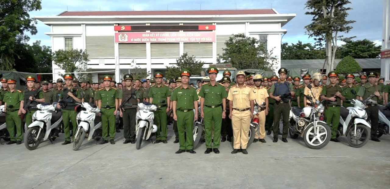 Công an huyện ra quân thực hiện đợt cao điểm tấn công trấn áp tội phạm dịp kỷ niệm 120 năm ngày thành lập tỉnh Đắk Lắk