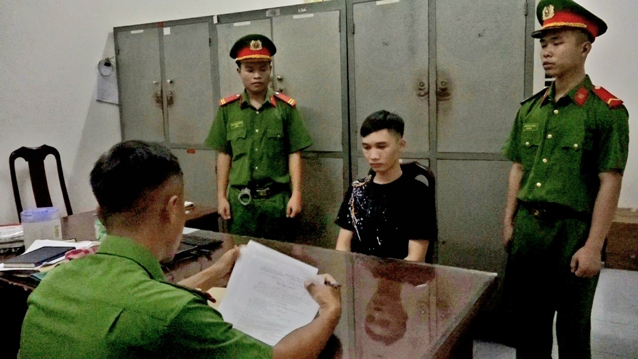 Công an huyện bắt giữ hình sự đối tượng tàng trữ, sử dụng ma tuý