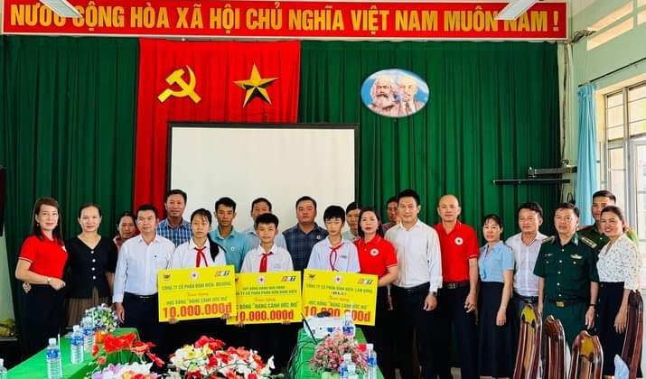 Trao học bổng Nâng cánh ước mơ cho học sinh nghèo vượt khó