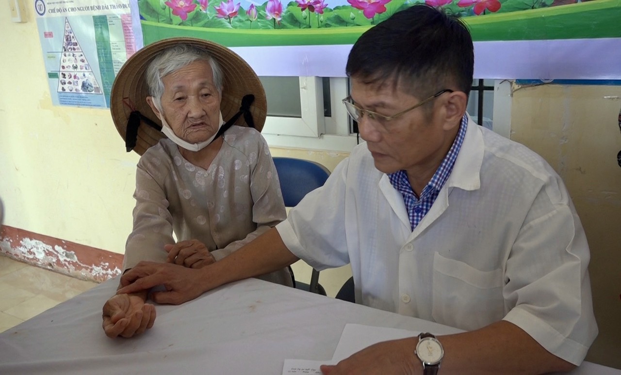 Khám bệnh và cấp phát thuốc miễn phí cho gần 100 người cao tuổi tại xã Ea Bung
