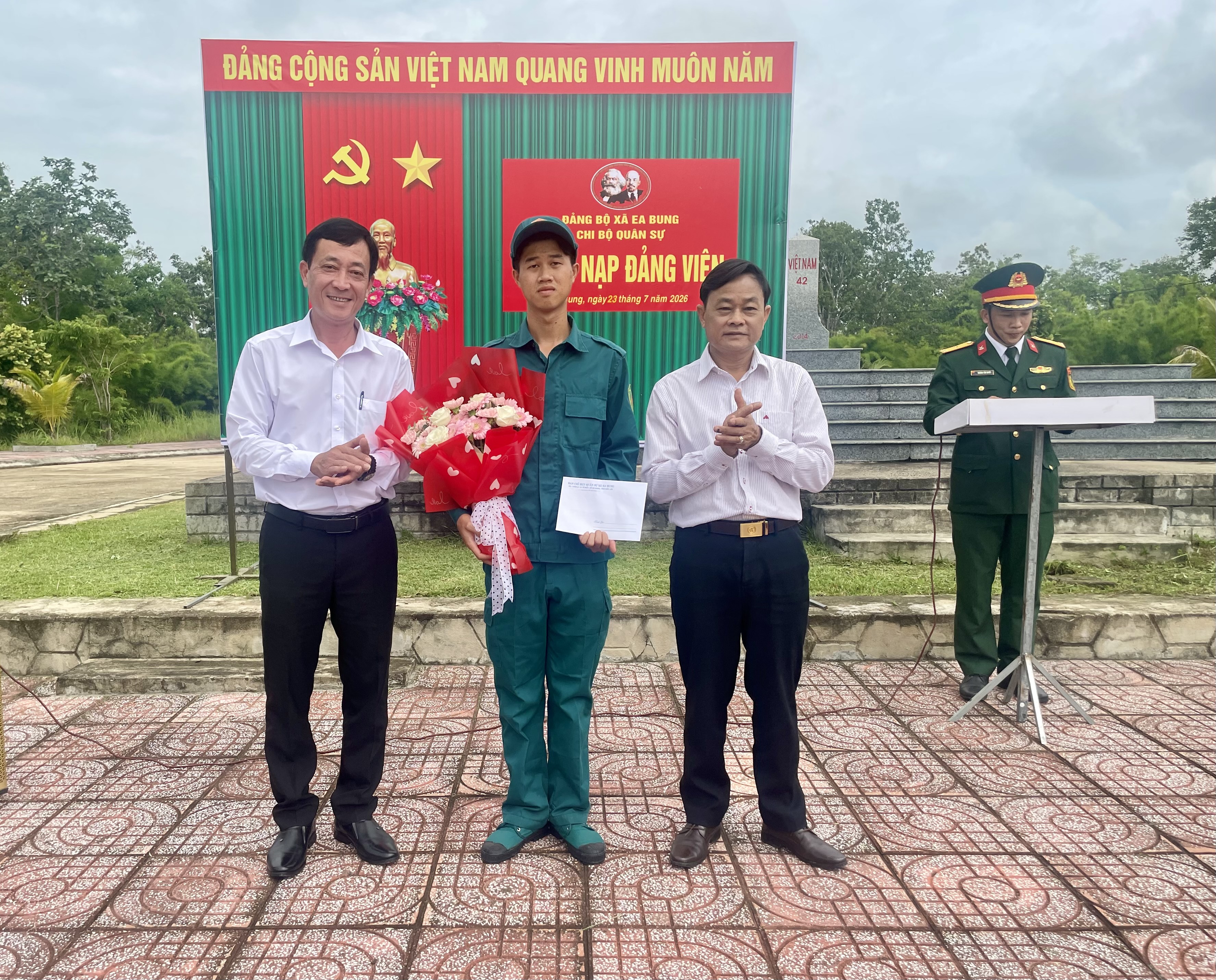 Chi Bộ Quân sự xã Ea Bung tổ chức lễ kết nạp Đảng viên mới tại Cột mốc Biên giới 42
