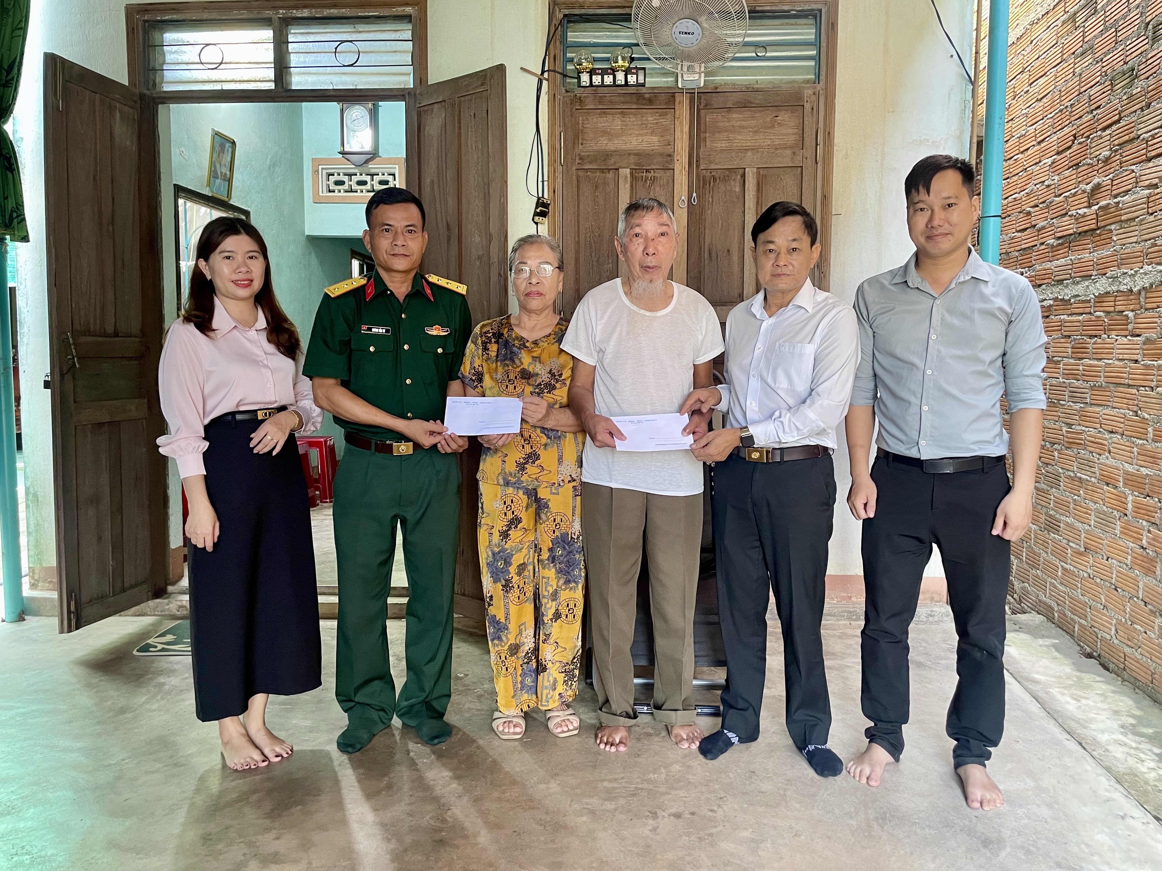 Xã Ea Bung thăm, tặng quà các gia đình chính sách, người có công trên địa bàn xã nhân kỷ niệm 79 năm ngày Thương binh – Liệt sĩ (27/7/1947 – 27/7/2026