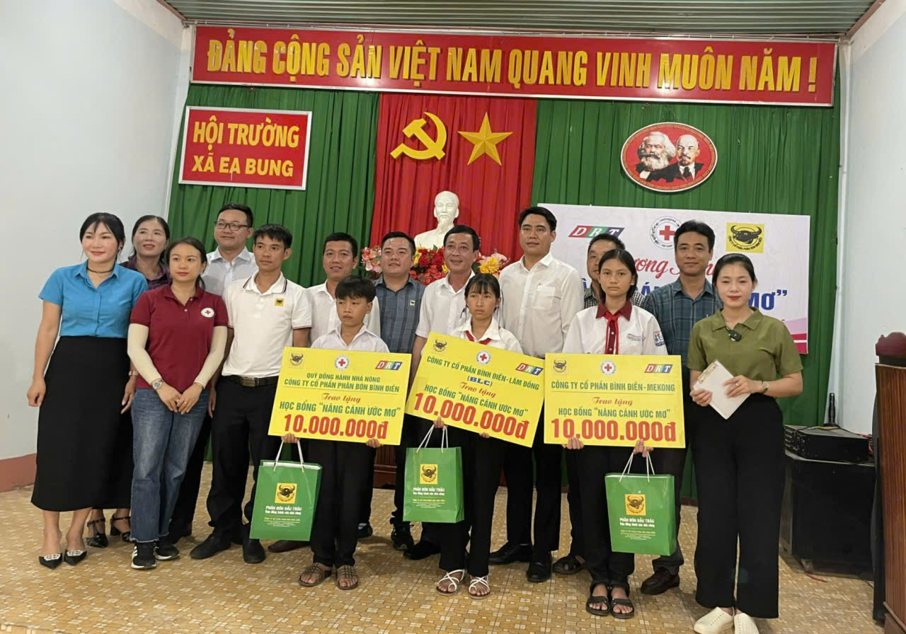 Trao học bổng Nâng cánh ước mơ cho học sinh nghèo vượt khó