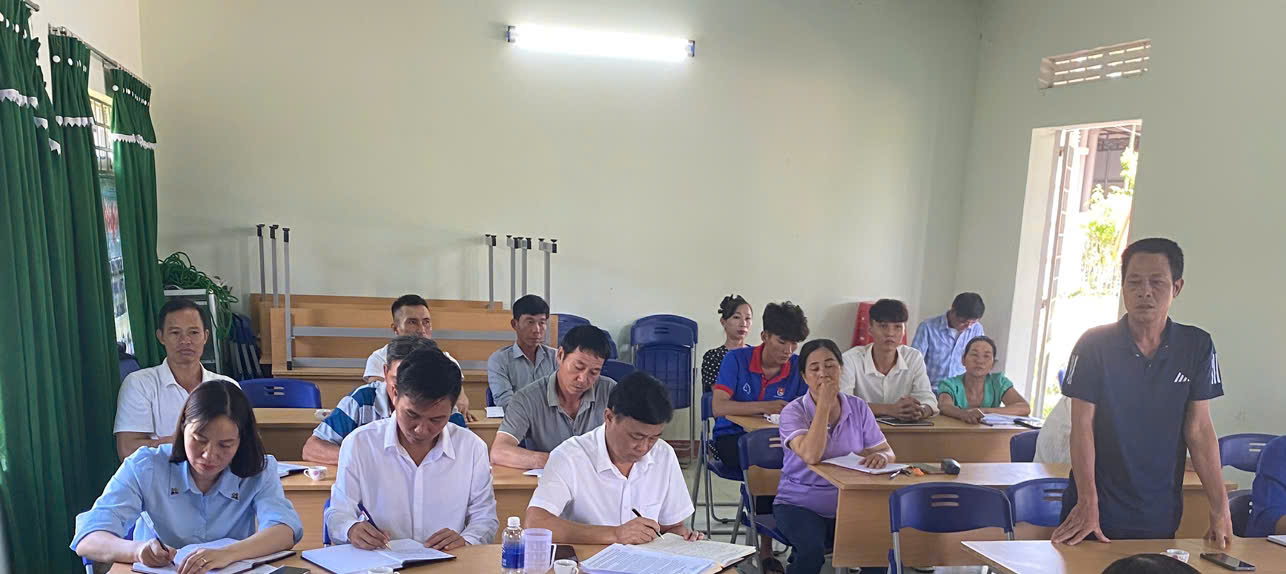 Ban Thường vụ Đảng ủy xã dự sinh hoạt với Chi bộ thôn 8