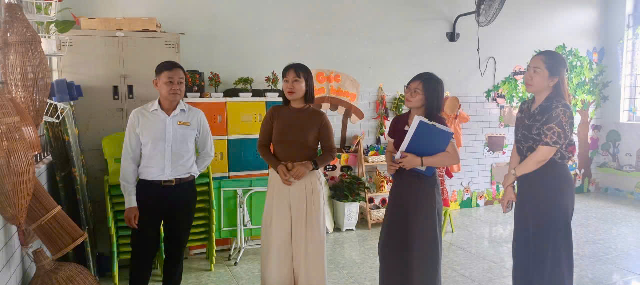 Bí thư Đảng ủy xã Ea Bung kiểm tra công tác chuẩn bị năm học 2026 - 2027