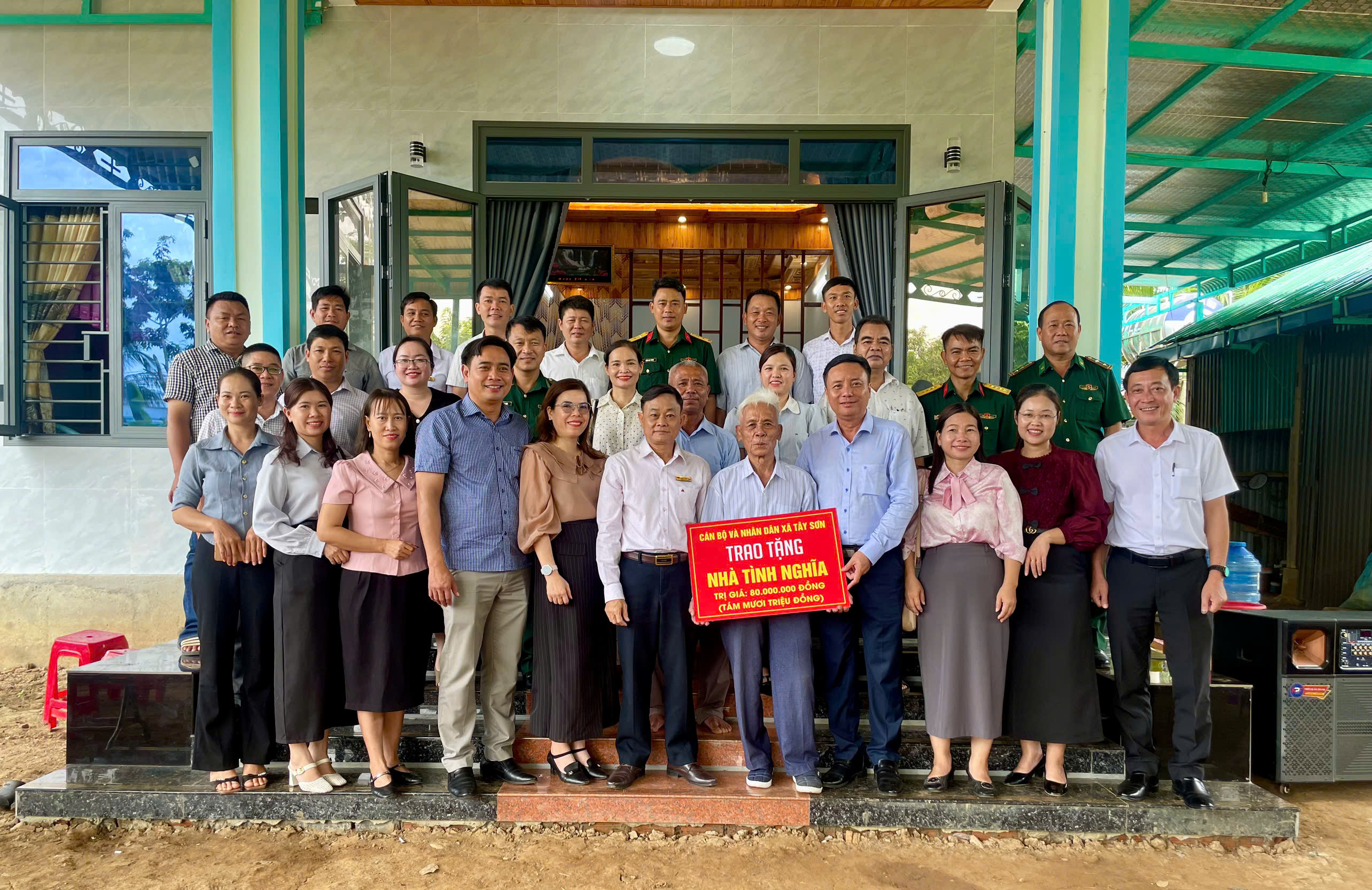 Ấm áp nghĩa tình kết nghĩa: Trao nhà tình nghĩa cho hộ khó khăn tại xã Ea Bung