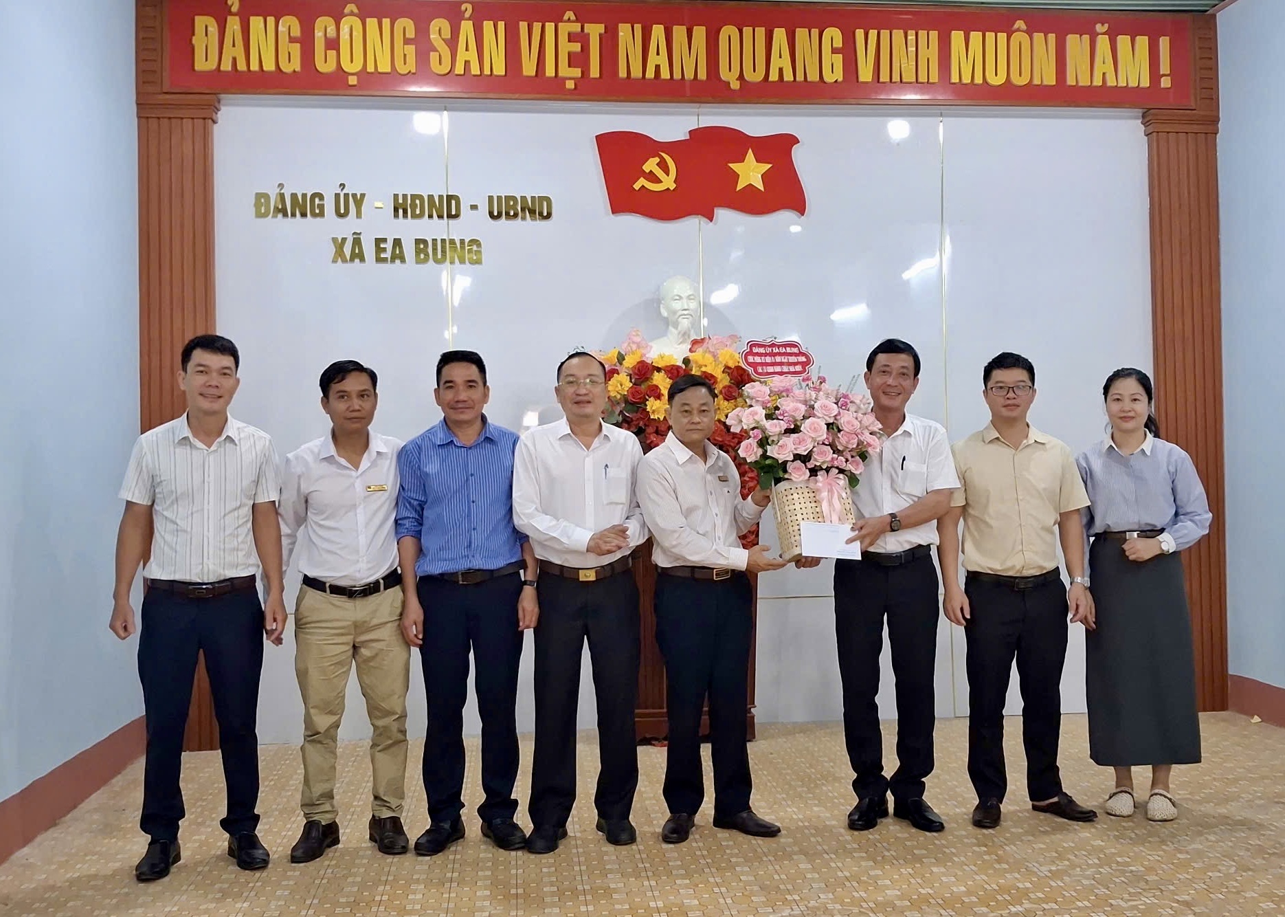 Đảng ủy xã Ea Bung thăm, chúc mừng nhân 81 năm Ngày Truyền thống các cơ quan Hành chính Nhà nước(28/8/1945 - 28/8/2026)