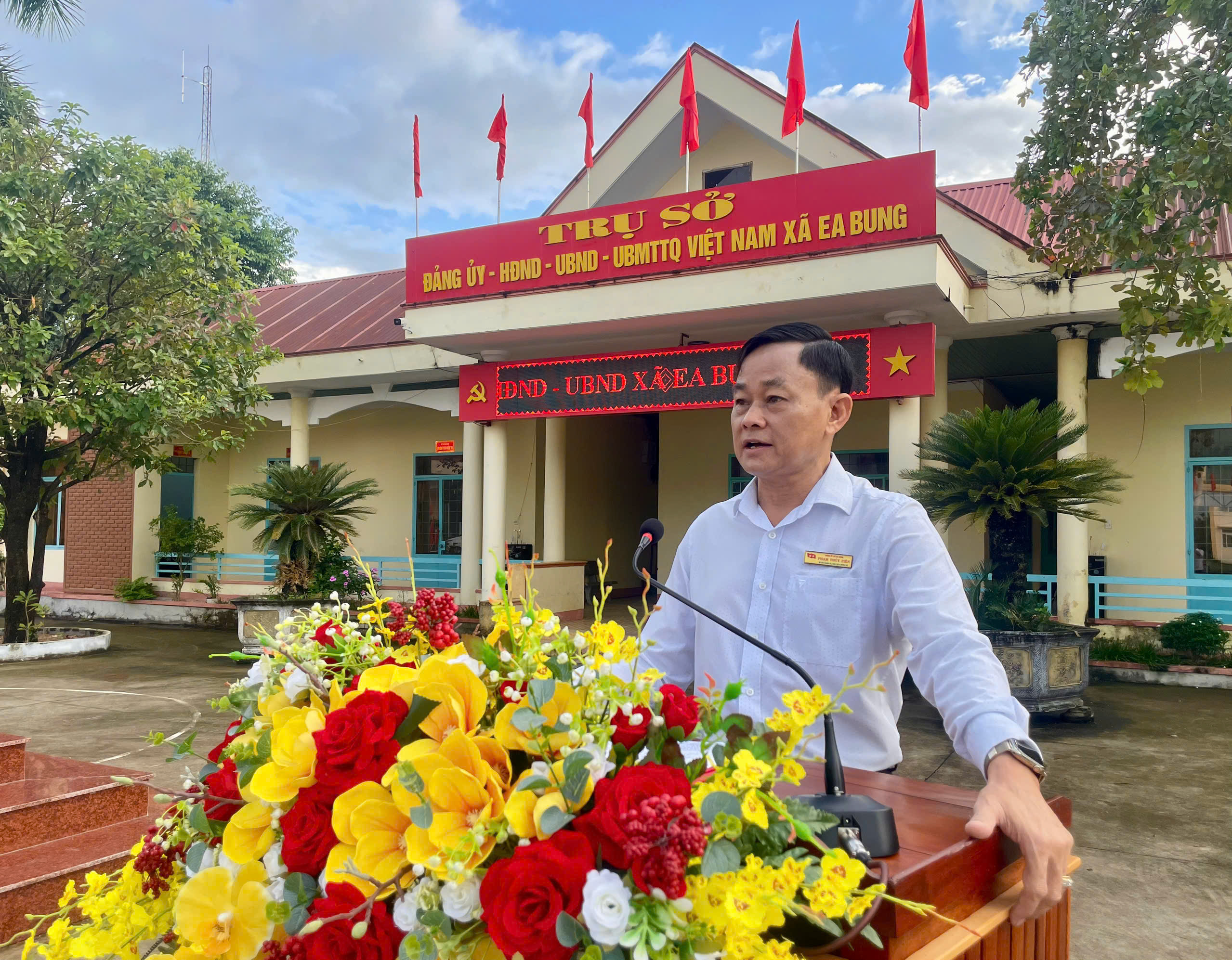Lễ chào cờ tháng 9 tại xã Ea Bung