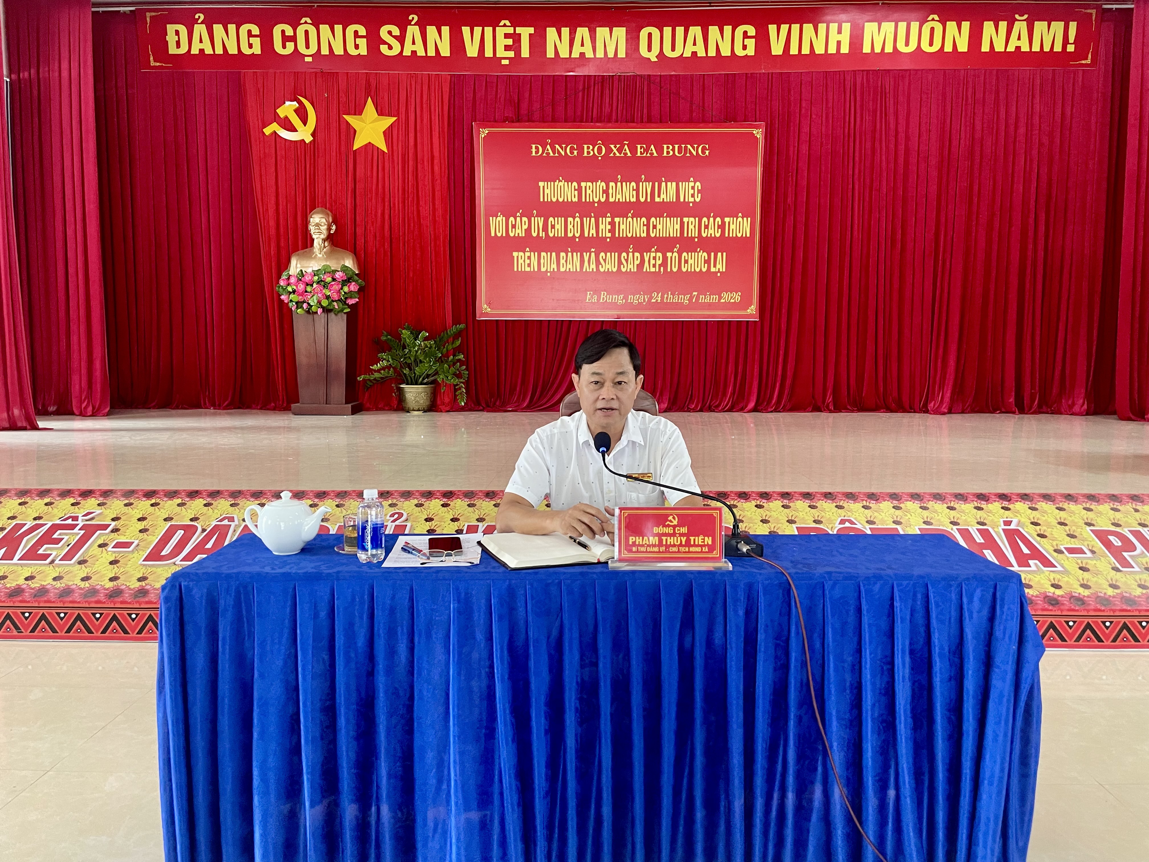 Thường trực Đảng ủy xã Ea Bung làm việc với cấp ủy Chi bộ các thôn sau sắp xếp