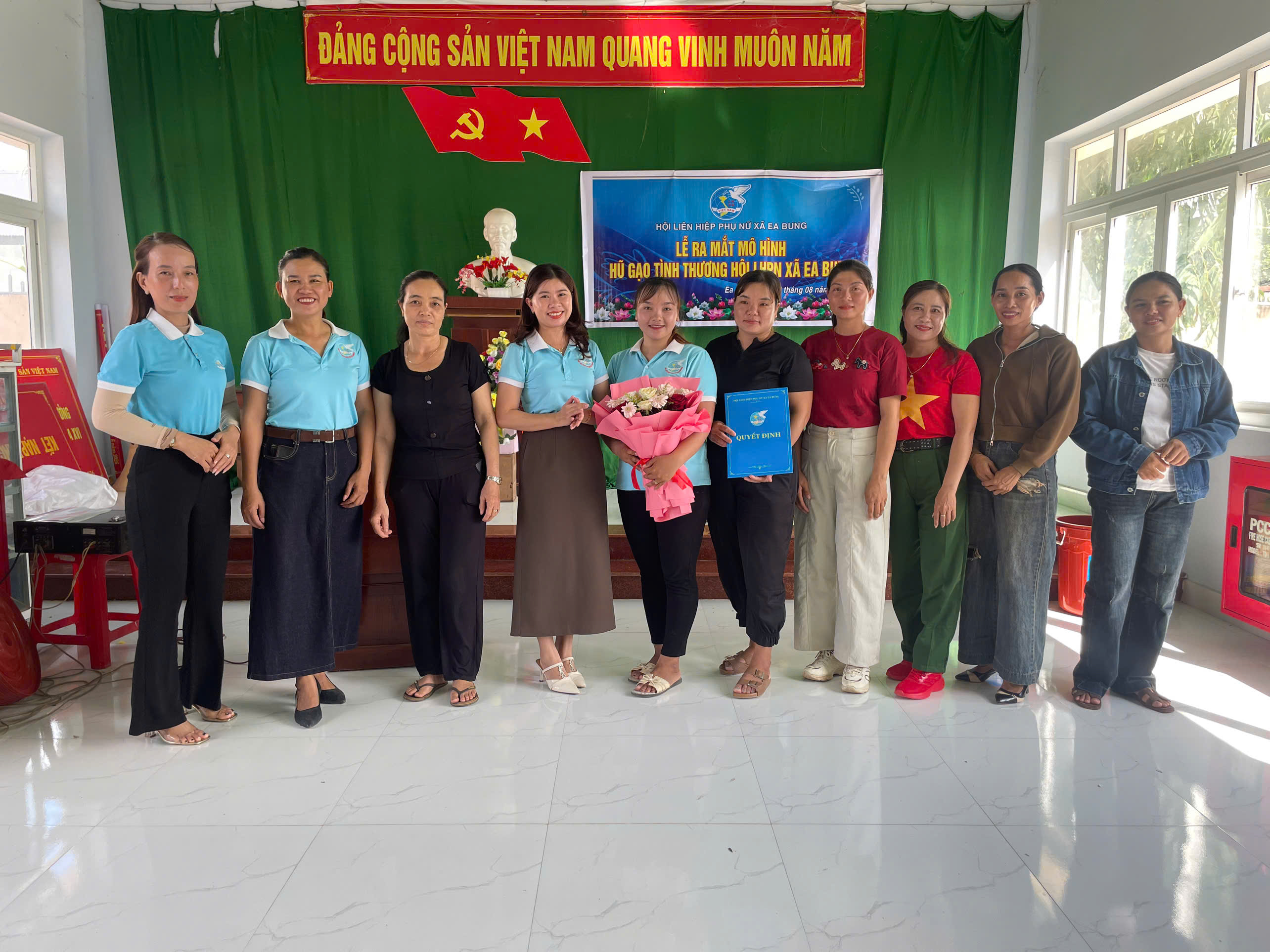 Hội LHPN xã Ea Bung ra mắt mô hình “Hũ gạo tình thương”