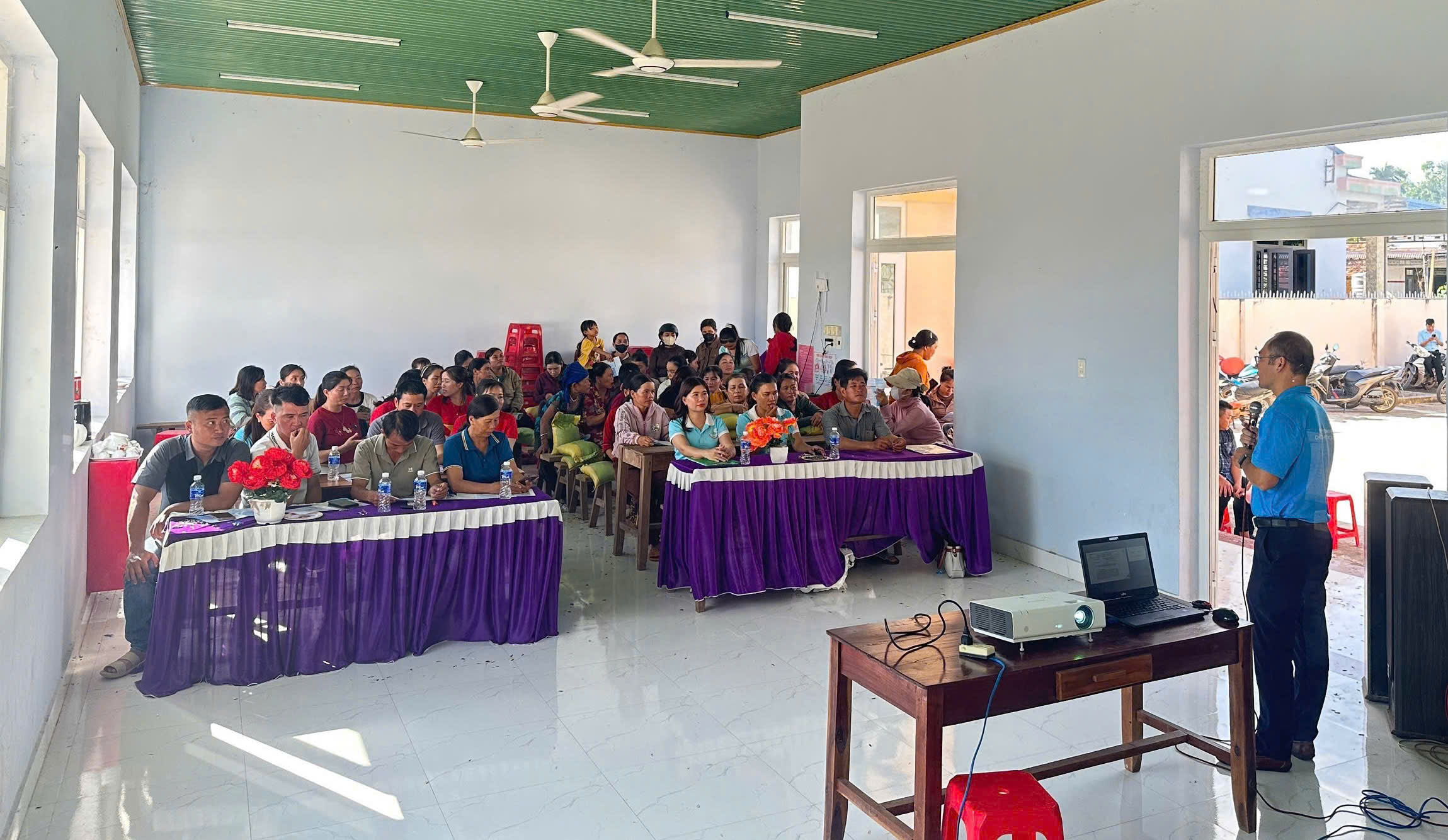 Hội LHPN xã Ea Bung phối hợp tuyên truyền chính sách bảo hiểm xã hội tại Thôn 5