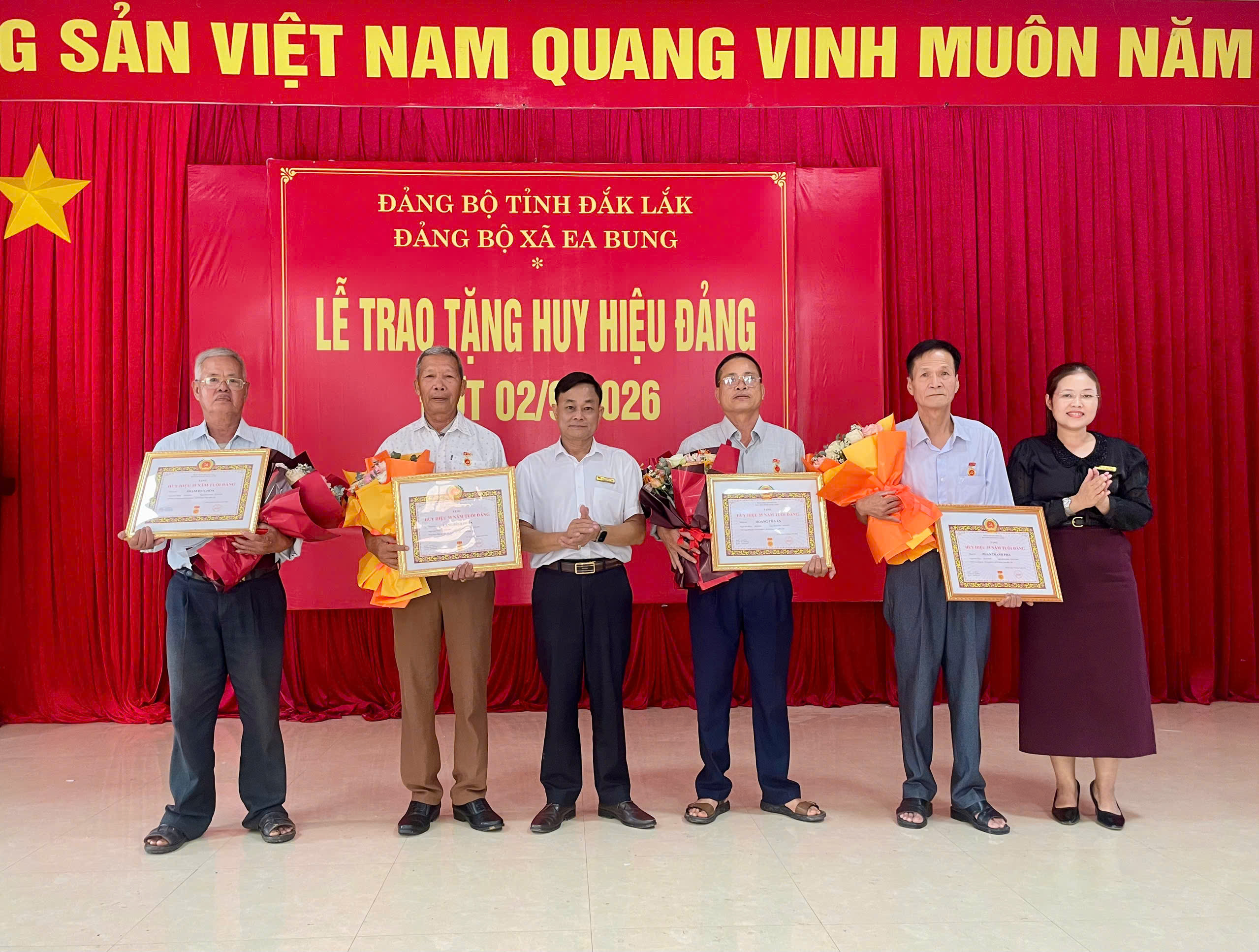 Đảng bộ xã Ea Bung trao tặng Huy hiệu Đảng đợt 02/9 và bổ sung đợt 19/5/2026