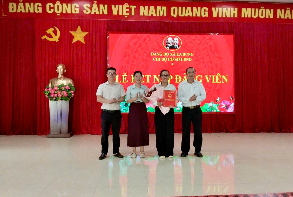 Chi bộ UBND xã Ea Bung kết nạp đảng viên mới