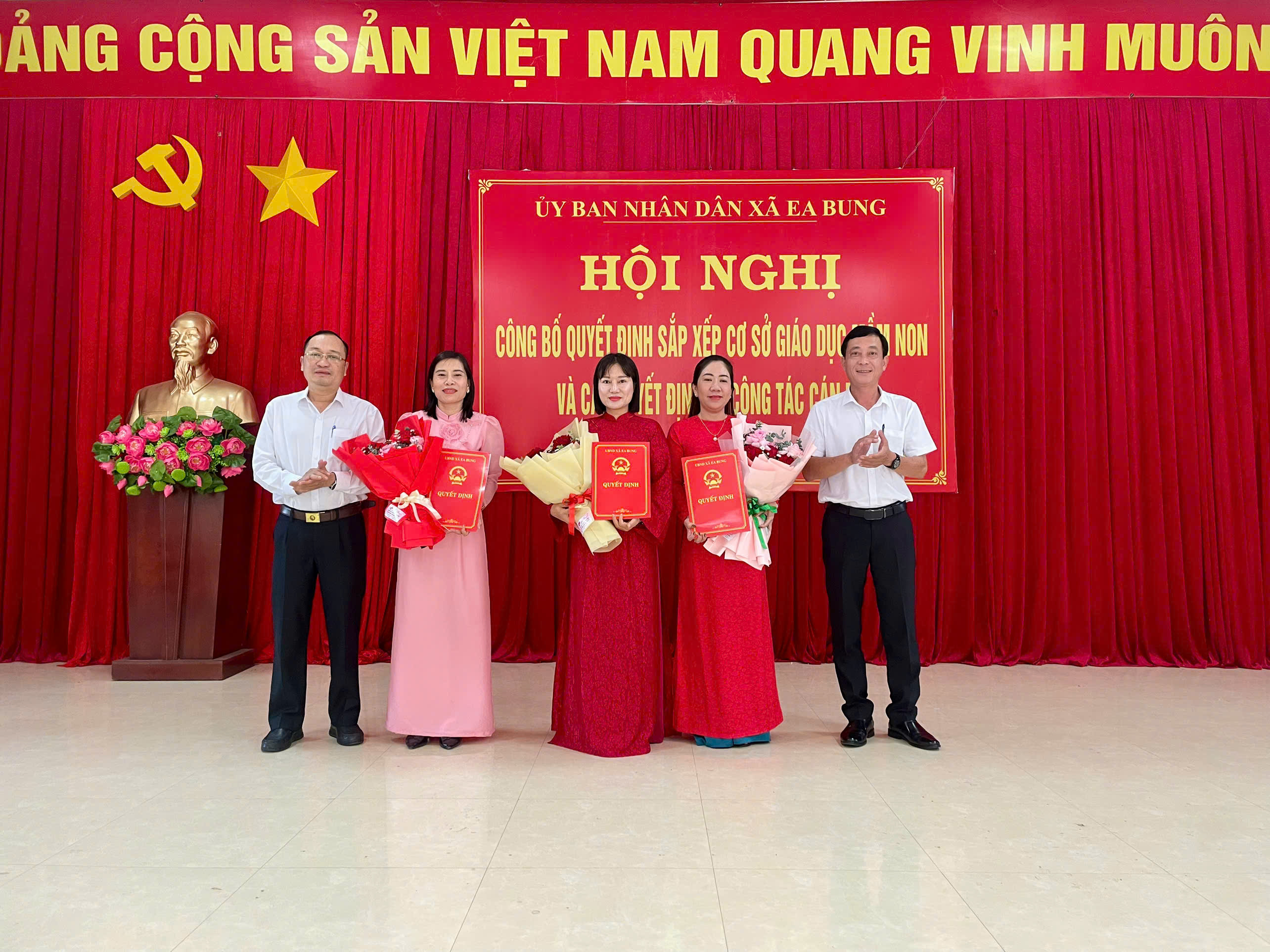 Ea Bung công bố quyết định sáp nhập Trường Mầm non và các quyết định về công tác cán bộ