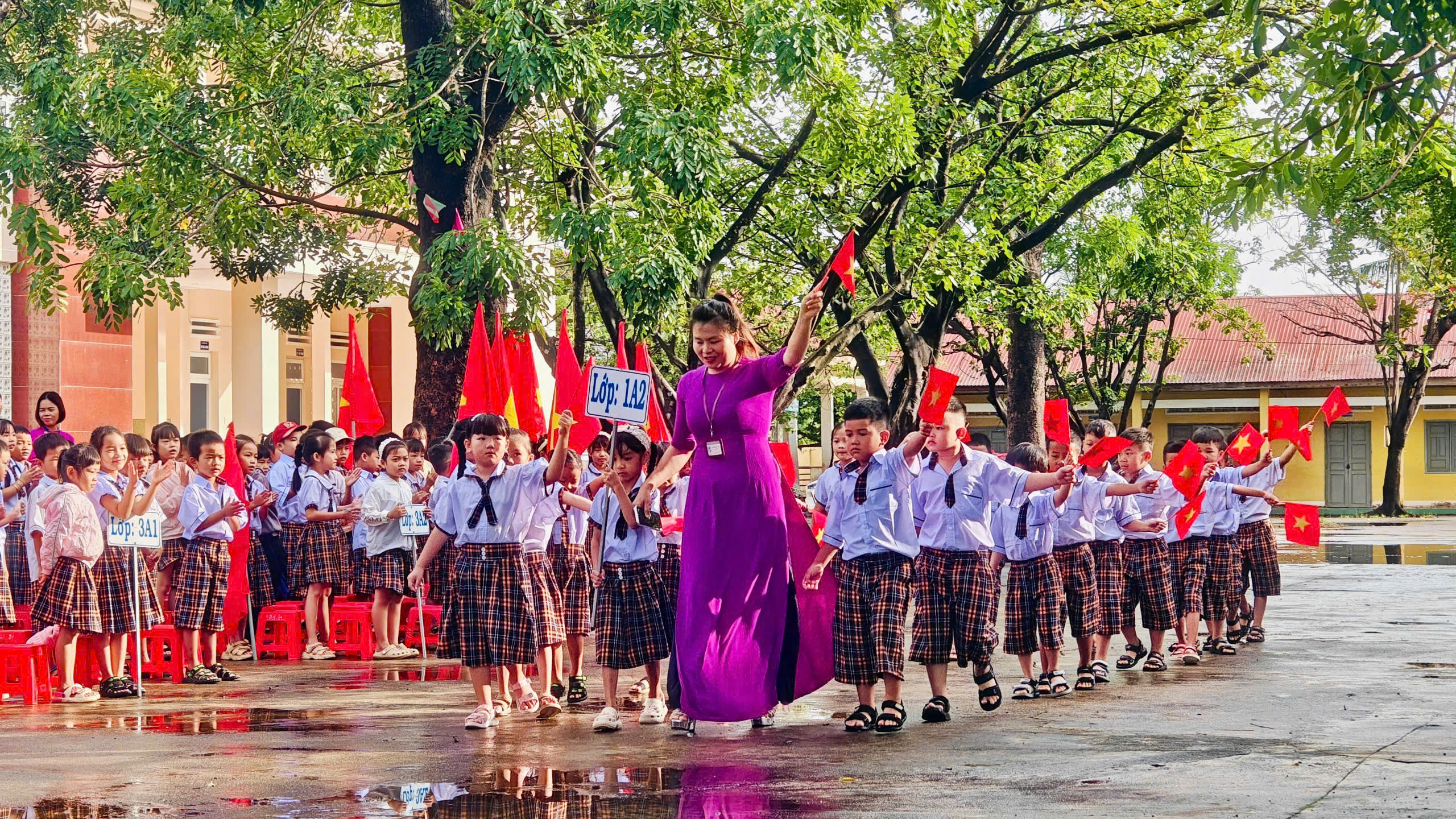 Rộn ràng ngày khai trường trên xã biên giới Ea Bung