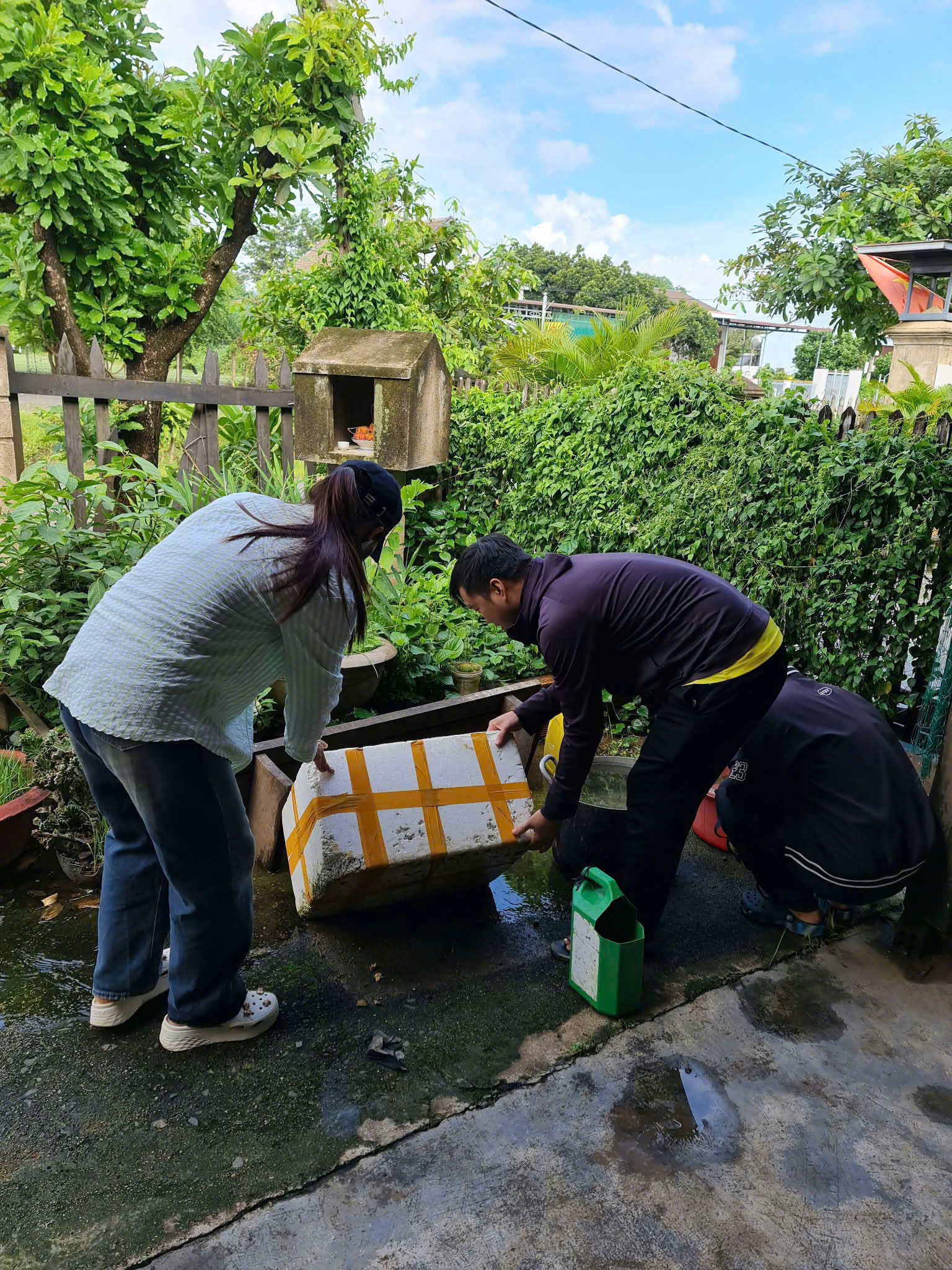 Thôn 1 ra quân vệ sinh môi trường, chủ động phòng, chống sốt xuất huyết